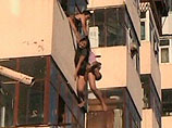 Китайских влюбленных спасли, когда они в пылу ссоры случайно выпали с балкона 