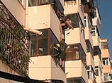 Китайских влюбленных спасли, когда они в пылу ссоры случайно выпали с балкона (ВИДЕО)