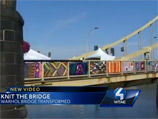 На родине Энди Уорхола мост его имени украсили сотнями разноцветных покрывал