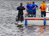 Сотрудники МЧС нашли ВАЗ-2102 с убитыми людьми в 5 метрах от берега, на глубине более трех метров. Для подъема машины были привлечены водолазы