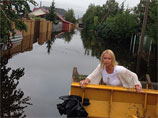 Наводнение продолжается и в других районах региона, в том числе в Благовещенске, где подтоплены уже более 800 жилых домов. Тем временем известная балерина Анастасия Волочкова, которая устроила на фоне потопа фотосессию