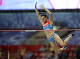 Исинбаева, допустив ошибку в первом прыжке, взяла 4,65 со второй попытки и 4,75 с первой