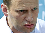 "Оказывается, во вчерашнем нападении на частную квартиру с выпиливанием двери, незаконным обыском и избиением людей лично поучаствовал весь цвет СР... Прелесть какая", - пишет Навальный в блоге