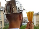 Облитым кетчупом пастафарианцам вменили выкрикивание лозунга "Монстр макаронный!" Облитым кетчупом пастафарианцам вменили выкрикивание лозунга "Монстр макаронный!"