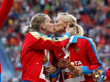 Российских бегуний оскорбила реакция на их дружеский поцелуй