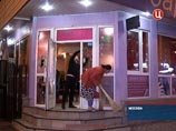 17 августа около часа ночи неустановленные лица по предварительному сговору с применением оружия разбили стекла в одном из кафе, расположенном на улице Каспийской, и повредили машину марки Toyota, после чего скрылись