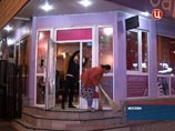 17 августа около часа ночи неустановленные лица по предварительному сговору с применением оружия разбили стекла в одном из кафе, расположенном на улице Каспийской, и повредили машину марки Toyota, после чего скрылись 17 августа около часа ночи неустановленные лица по предварительному сговору с применением оружия разбили стекла в одном из кафе, расположенном на улице Каспийской, и повредили машину марки Toyota, после чего скрылись