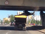 В Сети обсуждают странное видео: в Казахстане олень на грузовике едва не снес эстакаду