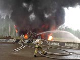 В Иркутской области пожарные получили ожоги при тушении резервуаров с нефтью, но продолжают бороться с огнем