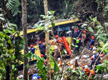 Недалеко от малазийской столицы Куала-Лумпур переполненный автобус упал с высоты 60 метров, погибли по меньшей мере 37 человек