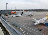 Власти в Германии расследуют курьезный инцидент, в ходе которого полуголый мужчина сумел пробраться на борт правительственного авиалайнера, которым пользуются первые лица государства, в том числе канцлер Ангела Меркель Власти в Германии расследуют курьезный инцидент, в ходе которого полуголый мужчина сумел пробраться на борт правительственного авиалайнера, которым пользуются первые лица государства, в том числе канцлер Ангела Меркель