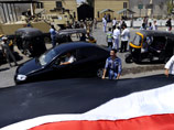 В знак поддержки выхода Мубарака из тюрьмы к зданию пришли десятки его сторонников, некоторые из них были с государственными флагами