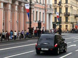 Администрация Петербурга отреагировала на замечания блоггеров по поводу развешанных в городе "неправильных" растяжек с логотипами саммита G20 Администрация Петербурга отреагировала на замечания блоггеров по поводу развешанных в городе "неправильных" растяжек с логотипами саммита G20
