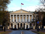 Однако в горадминистрации эту версию опровергли. Там заверили, что цвета никто не путал. Это специальное композиционное решение в традициях знаменитой школы русского авангарда Однако в горадминистрации эту версию опровергли. Там заверили, что цвета никто не путал. Это специальное композиционное решение в традициях знаменитой школы русского авангарда
