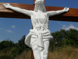 Накануне на кресте, установка которого возмутила хасидов, кто-то написал на иврите "не гневите Бога"