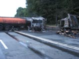 В Подмосковье бензовоз столкнулся с двумя фурами и загорелся, Дмитровку закрывали для проезда В Подмосковье бензовоз столкнулся с двумя фурами и загорелся, Дмитровку закрывали для проезда