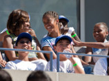 Мишель Обама с дочками побывали на бродвейском спектакле: зал встретил их бурной овацией