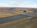 В сентябре 2009 года топ-менеджеры "Газпрома" открыли четырехкилометровый железнодорожный мост через реку Юрибей на Ямале - самый длинный в мире за полярным кругом