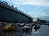Пассажирский самолет во вторник утром совершил аварийную посадку в московском аэропорту "Домодедово", предположительно, из-за неисправности аккумулятора