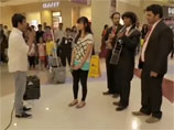 Девушка нокаутировала гитарой парня, сделавшего ей предложение в торговом центре Дубаи (ВИДЕО)