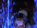 В Китае струя воды из фонтана подбросила мальчика на несколько метров и расквасила ему нос