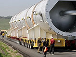 Четыре реактора общим весом более 2,5 тысяч тонн, транспортируют на расстояние около 12 тысяч км