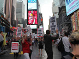 В центре Нью-Йорка гей-активисты призвали к бойкоту Coca-Cola, спонсирующей Олимпиаду в Сочи