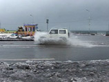 Коммунальные службы Петропавловска-Камчатского в оперативном порядке ликвидируют последствия циклона, обрушившегося на краевой центр штормовым ветром
