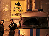 27 августа сотрудники правоохранительных органов вывезли из петербургского Музея власти четыре картины Константина Алтунина 27 августа сотрудники правоохранительных органов вывезли из петербургского Музея власти четыре картины Константина Алтунина