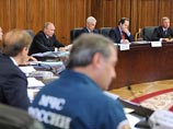 На совещании Путин поручил создать правительственную комиссию по ликвидации последствий паводка, добавив, что в каждом пострадавшем регионе должна быть организована такая же комиссия местного уровня