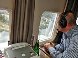 По словам Путина, после мониторинга паводковой ситуации в Еврейской АО с воздуха, он увидел заросшую бурьяном взлетно-посадочную полосу. Вокруг нее раньше располагался военный городок. В свое время, когда военные уходили, власти региона просили передать э По словам Путина, после мониторинга паводковой ситуации в Еврейской АО с воздуха, он увидел заросшую бурьяном взлетно-посадочную полосу. Вокруг нее раньше располагался военный городок. В свое время, когда военные уходили, власти региона просили передать э