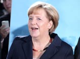 Меркель пришла на дебаты в черном брючном костюме с единственным аксессуаром - ожерельем цветов флага ФРГ: черного, красного и золотого. Однако последовательность звеньев ожерелья оказалась не такой, как на флаге