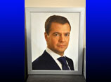 Судебные приставы из Кирова забрали у должника самое ценное: кольцо и портрет Медведева