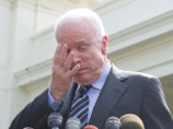 Сенатора Маккейна, выступающего за удары по Сирии, застали играющим в покер на слушаниях в Конгрессе