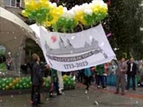 Блоггеры обсуждают фото с мальчиком, чистящим ботинок мэру Новосибирска Блоггеры обсуждают фото с мальчиком, чистящим ботинок мэру Новосибирска
