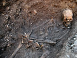 В почве могилы короля вокруг места, где располагались кости его таза, ученые обнаружили яйца круглых червей-аскарид