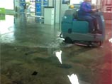 Аэропорт Сочи подтопило дождем, пассажиры прибывали по щиколотку в воде