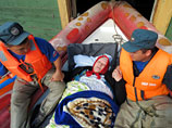 Спасатели в подтопленном Хабаровском крае вдесятером эвакуировали из дома пенсионерку весом 150 кг (ФОТО)