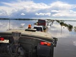 На залитой мощным наводнением федеральной трассе Хабаровск - Комсомольск-на-Амуре двигавшийся в среду вечером в колонне автомобиль "КамАЗ" съехал с дороги в воду и утонул