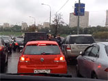 "Синие ведерки" полагают, что хозяином кортежа во главе с Bentley, чьи приближенные устроили драку на Павелецкой набежной с водителем Nissan, является банкир Александр Ерхов, а не муж певицы Жасмин, молдавский миллионер Илан Шор , как сообщалось ранее "Синие ведерки" полагают, что хозяином кортежа во главе с Bentley, чьи приближенные устроили драку на Павелецкой набежной с водителем Nissan, является банкир Александр Ерхов, а не муж певицы Жасмин, молдавский миллионер Илан Шор , как сообщалось ранее