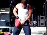 Российские следователи возбудили дело в отношении музыкантов группы Bloodhound Gang, оказавшейся в центре скандала после осквернения флага, решается вопрос об их розыске Российские следователи возбудили дело в отношении музыкантов группы Bloodhound Gang, оказавшейся в центре скандала после осквернения флага, решается вопрос об их розыске