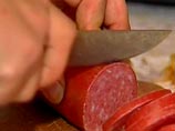 В белорусской колбасе нашли опасные бактерии,  микроорганизмы и плесень