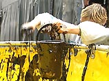 Около парадного входа в здание министерства энергетики они установили огромный желтый бассейн. В него экологи вылили нефть, которую несколько недель назад вычерпали на разливах под Нефтеюганском Около парадного входа в здание министерства энергетики они установили огромный желтый бассейн. В него экологи вылили нефть, которую несколько недель назад вычерпали на разливах под Нефтеюганском