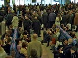 Сбой ленты по транспортировке багажа в субботу привел к большому скоплению людей в аэропорту "Домодедово" и задержкам рейсов. Ранее аэропорт рапортовал о восстановлении работы системы, но через некоторое время она вновь выходила из строя