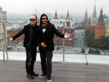 Участники культовой группы Metallica - барабанщик Ларс Ульрих и бас-гитарист Роберт Трухильо - представили в Государственном Кремлевском дворце фильм "Metallica. Сквозь невозможное"