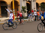 Президент Венесуэлы упал с велосипеда в центре столицы
