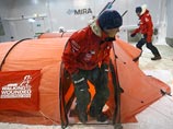 Готовясь покорить Южный полюс, он в составе команды провел 24 часа в комнате, в которой обычно тестируют "на прочность" военные автомобили. Температура опускалась до -35 градусов по Цельсию, а искусственный ветер дул со скоростью 63 м/с
