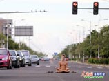 Российский студент арестован в Китае за "голую медитацию" на дороге Российский студент арестован в Китае за "голую медитацию" на дороге