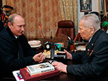Президент навестил и поздравил с наступающим днем оружейника Михаила Калашникова, месяц назад выписанного из военного госпиталя