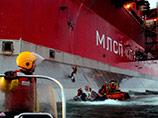 Российские пограничники захватили корабль Greenpeace с протестующими против добычи нефти в Арктике активистами